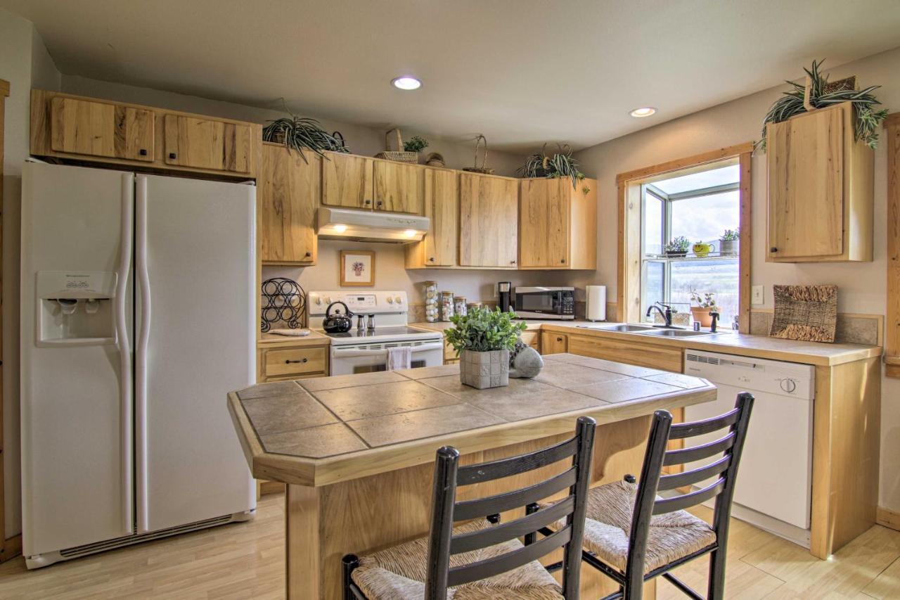 Airy Emigrant Townhome With Sweeping Mtn Views! Bagian luar foto