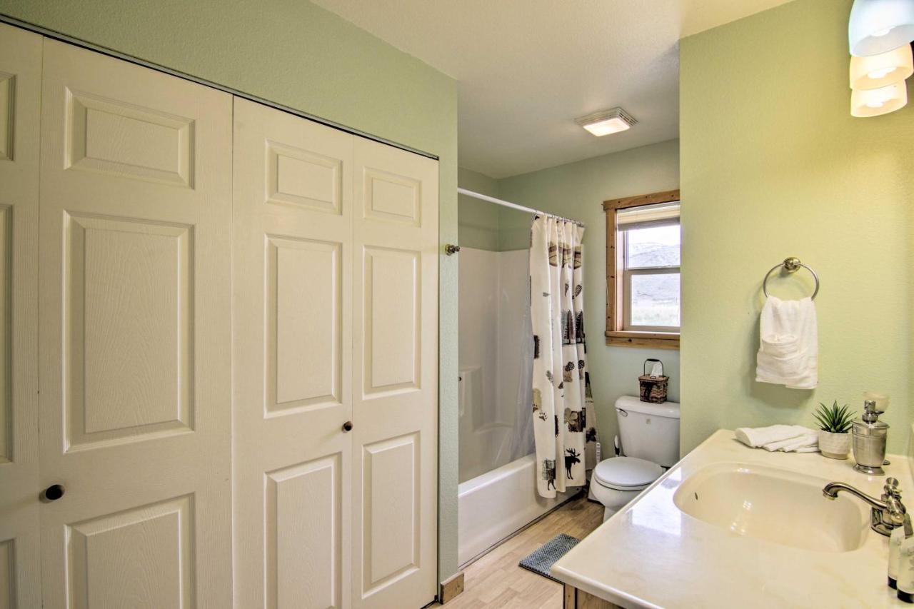 Airy Emigrant Townhome With Sweeping Mtn Views! Bagian luar foto